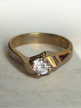 Vintage Avon Cathedral CZ Solitaire Ring Matte Gold Tone Sz 8 Ornament Box